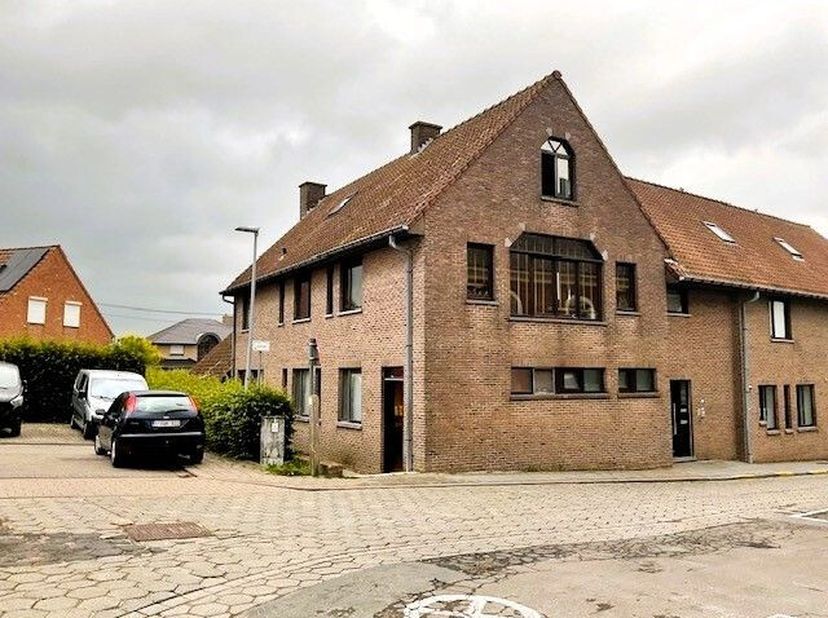 Prachtig ruim energiezuinig INSTAPKLAAR appartement aan de kerk van Otegem (deelgemeente Zwevegem) in een kleine residentie op het 1ste verdiep, omvat